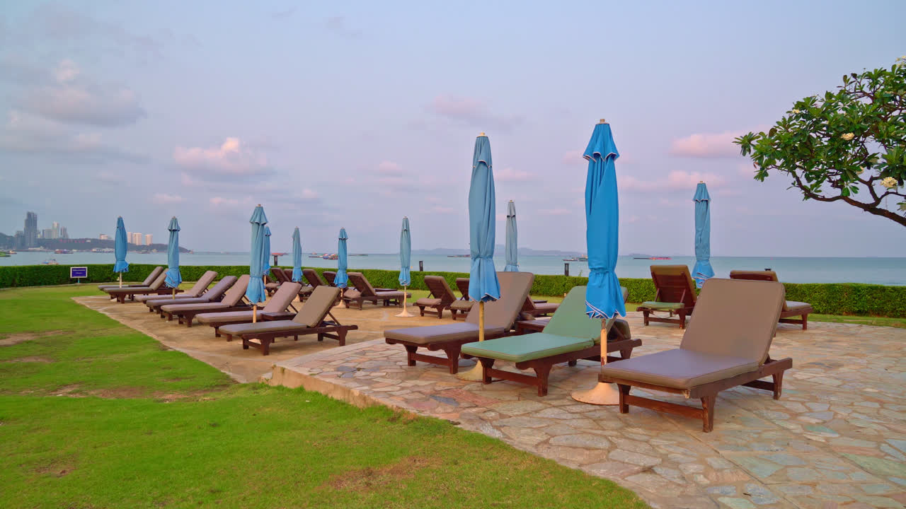 바다 배경의 의자 풀 - 공휴일 및 휴가 개념