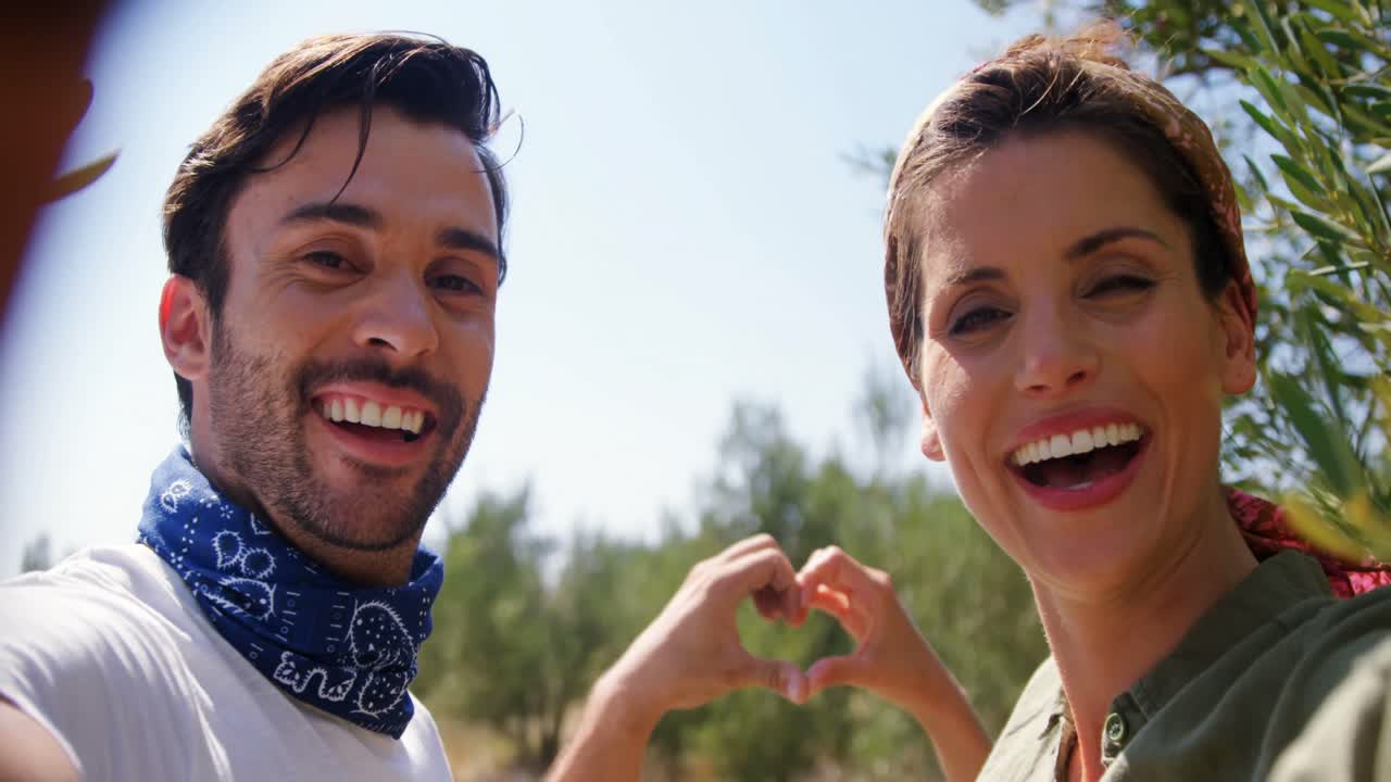 pareja romántica formando una forma de corazón 4k