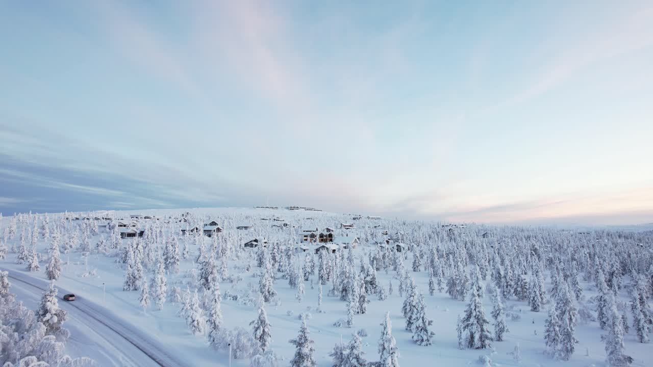 드론이 북극 라플란드의 작은 마을을 향해 날아갑니다.