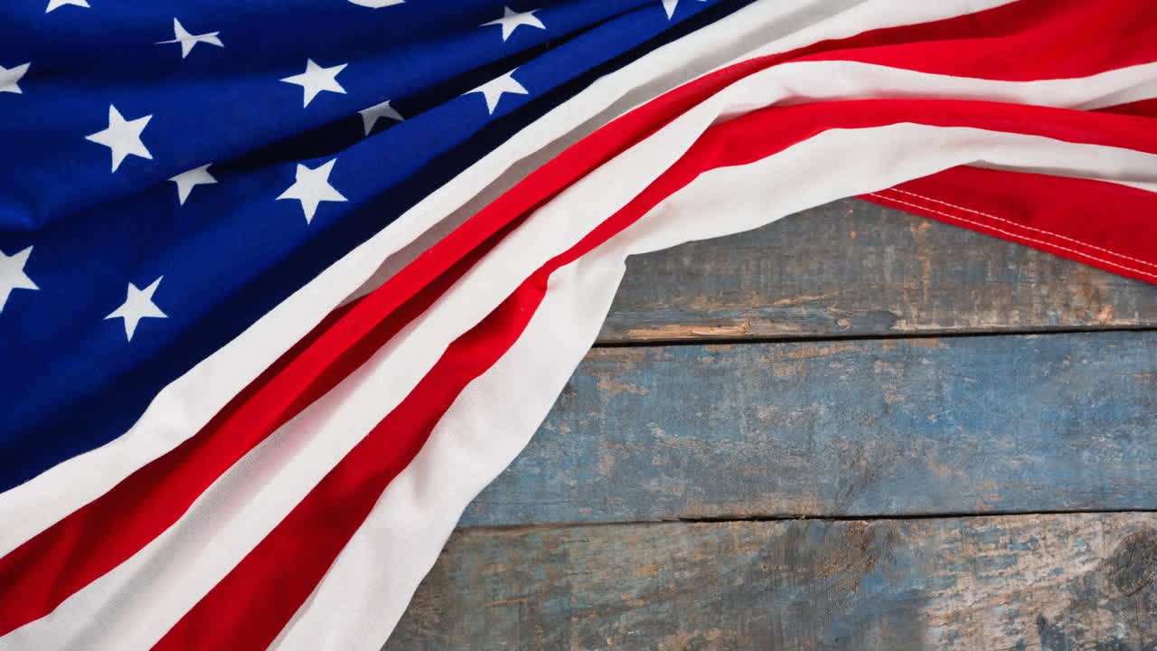 animación de la bandera estadounidense acostada en una mesa de madera