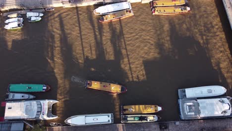 Tourist-boat-arriving-at-Tigre-river-dock-port-in-Buenos-Aires-province,-Argentina