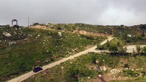 Buggy-Fahrzeug,-Das-Auf-Der-Landstraße-Auf-Dem-Schroffen-Berg-Im-Libanon-Fährt