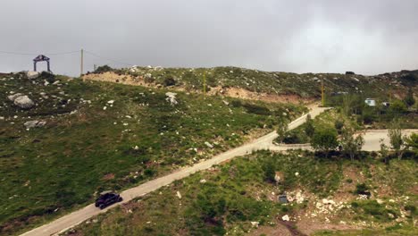 vehículo con errores conduciendo en la carretera rural en la montaña escarpada en el líbano