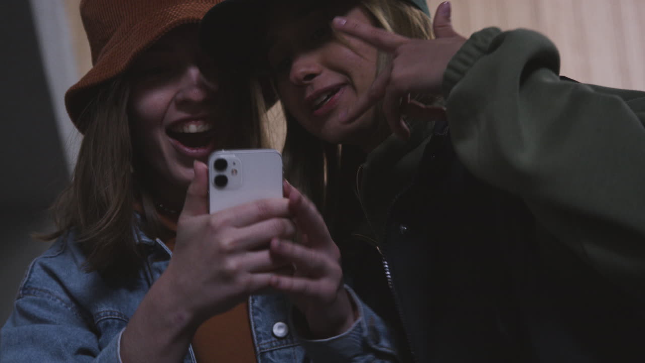 mujeres jóvenes con teléfonos inteligentes