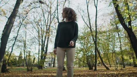 Una-Mujer-Caucásica-Comienza-A-Grabar-Videos-De-Baile-En-El-Parque.