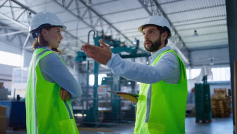 especialistas de almacén hablando de ingeniería de fábrica haciendo un acuerdo