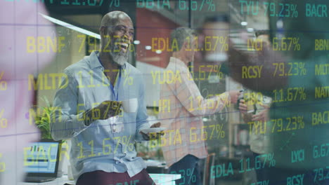 animación del procesamiento de datos financieros sobre diversas personas de negocios que trabajan en la oficina