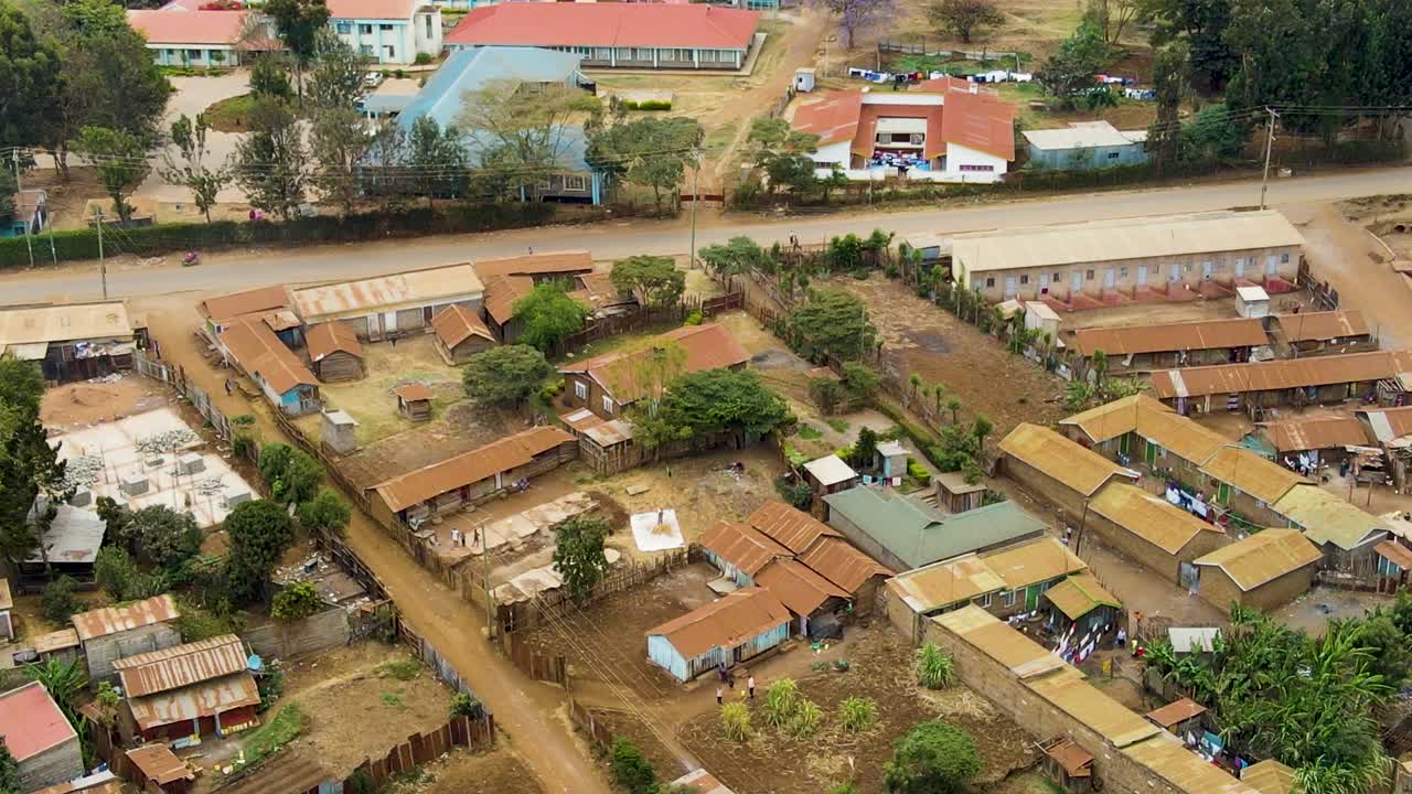 케냐의 시골 마을에서 킬리만자로가 배경입니다.