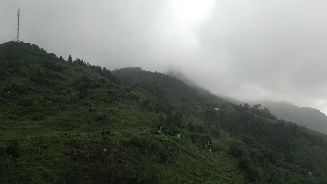 impresionante toma aérea de exuberantes y verdes montañas besando las nubes.