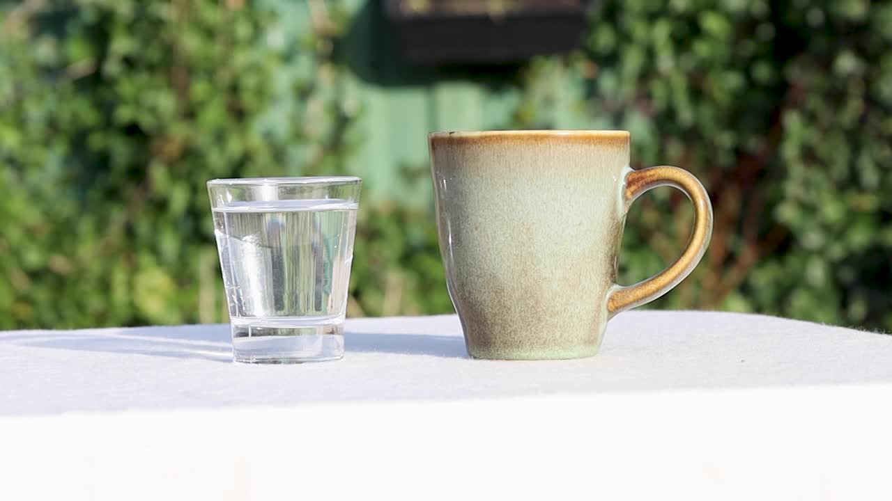Immagine del latte che si versa in una tazza di caffè