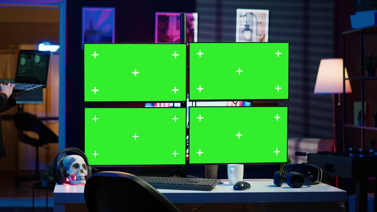 사이버 범죄자가 노트북을 들고 모형 디스플레이가 있는 아파트에서 고 있습니다.