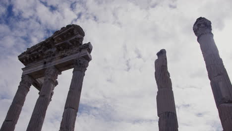 una fila de pilares retroiluminados frente a las nubes en el pérgamo