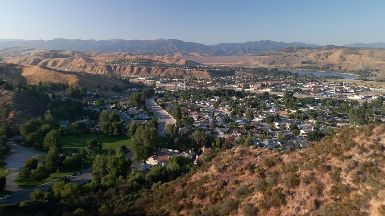 drone volando sobre las colinas, revelando una comunidad residencial en santa clarita, estados unidos