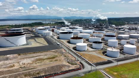 Orbiting-aerial-shot-of-the-oil-refinery-at-Fidalgo-Bay,-WA