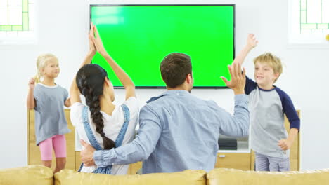 Familia-Viendo-Deportes-En-La-Televisión-Y-Animando