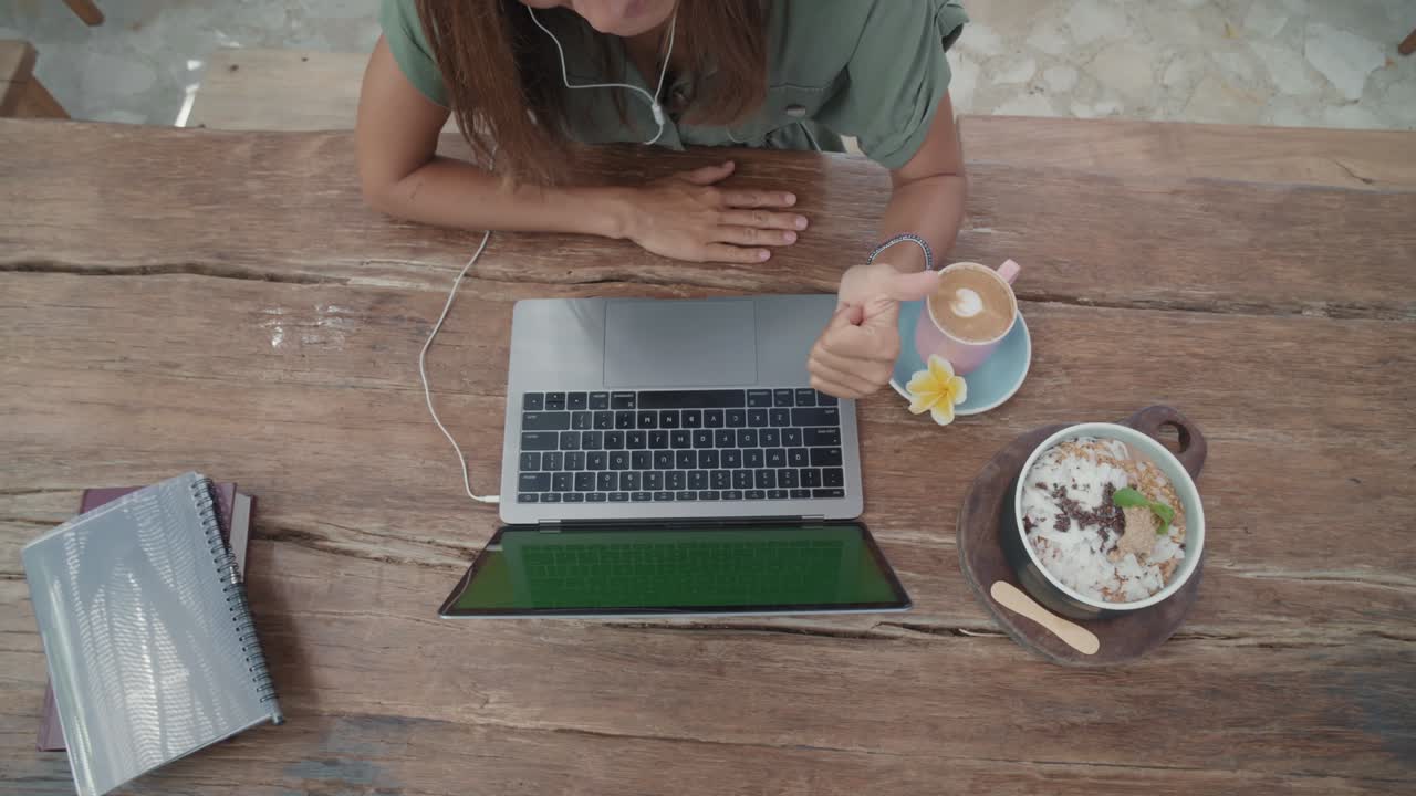 vista de arriba de la persona que trabaja en la mesa