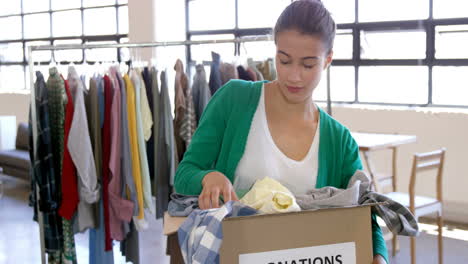 Mujer-Casual-Mirando-Donaciones