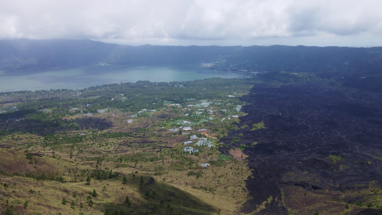 cultivos agrícolas cerca del lago batur con cielo nublado en bali, indonesia
