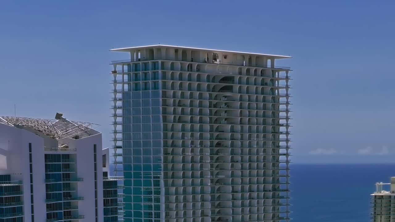 Vista de edificios y el océano en Miami desde arriba