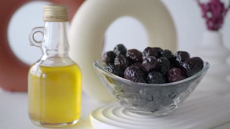 aceitunas negras y aceite de oliva en un cuenco de vidrio
