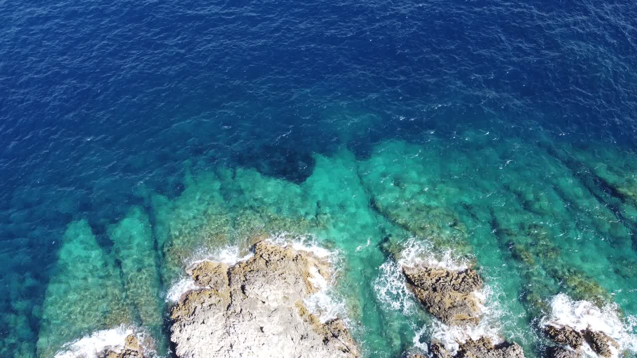 Spettacolari riprese aeree di onde vicino alla Grotta Azzurra.