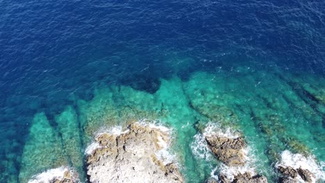 藍洞附近海浪的令人驚的空中影像