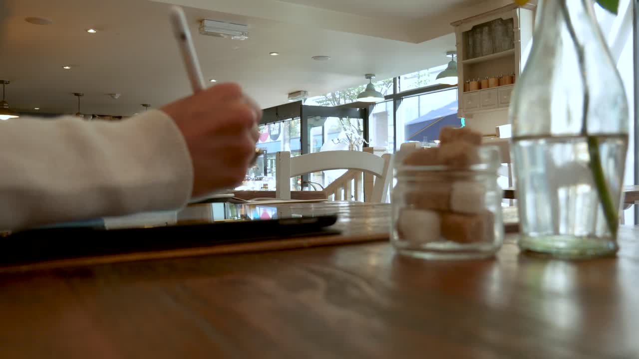 태블릿과 스타일러스를 사용하여 만드는 여성