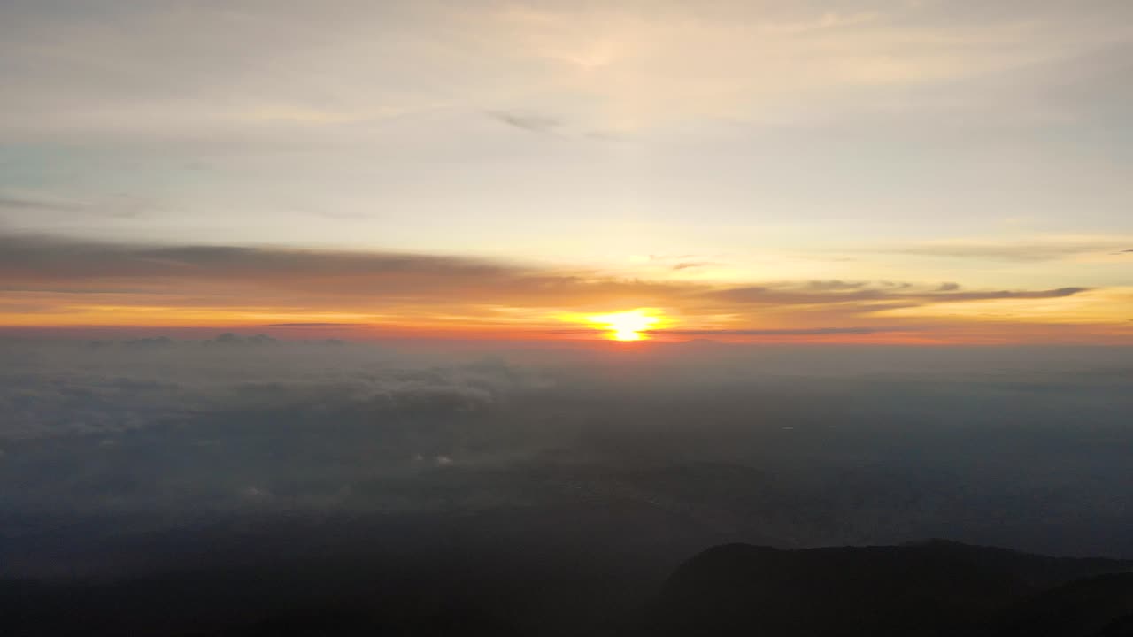 vista panorámica desde la cima de la montaña la malinche con vistas al paisaje con una puesta de sol en el horizonte en méxico