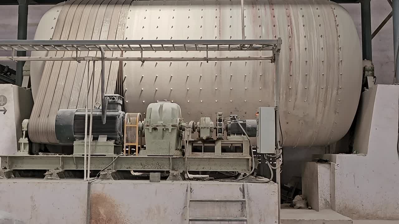 ceramic materials are mixing in the heavy machine, high quality 4K shot