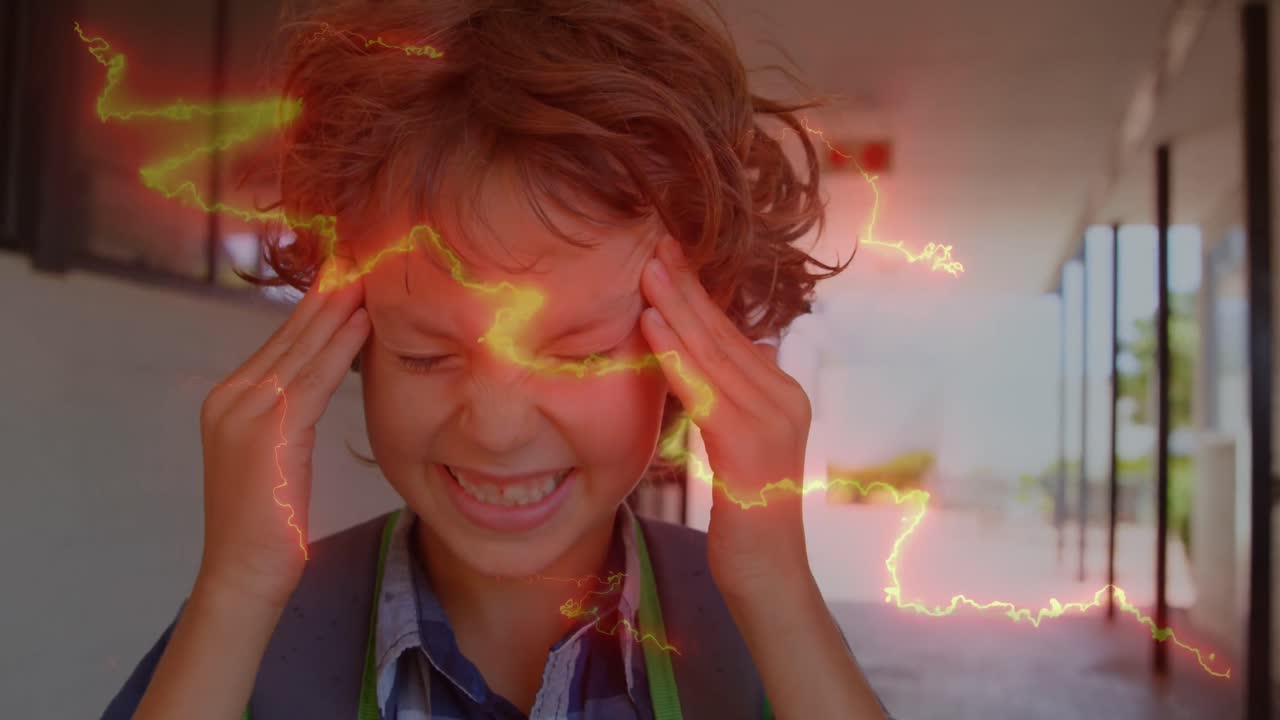 두통이 있는 백인 소년 위에 번개의 애니메이션