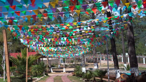 Mexikanische-Hacienda-Ranch-Bunte-Fahnen-Im-Wind-Mit-Pony