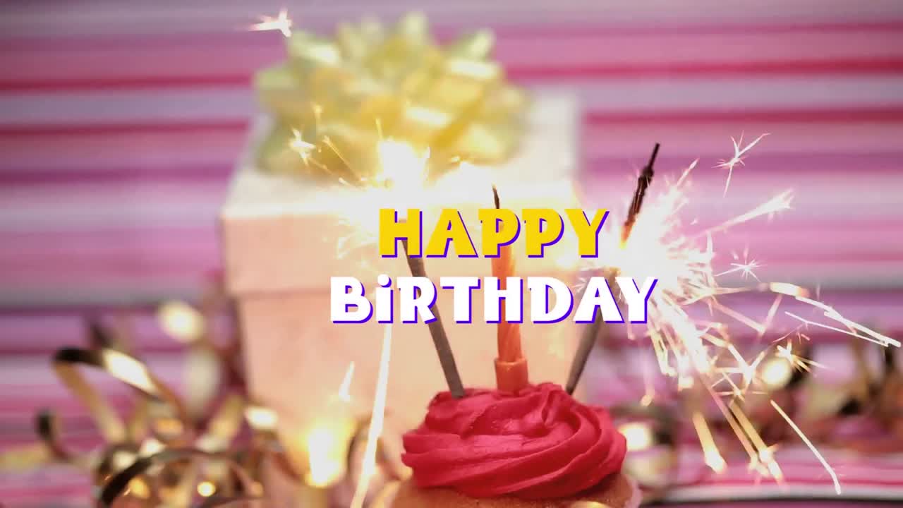 feliz cumpleaños escrito sobre cupcake y vela