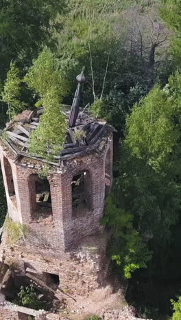 torre de la iglesia abandonada en el bosque