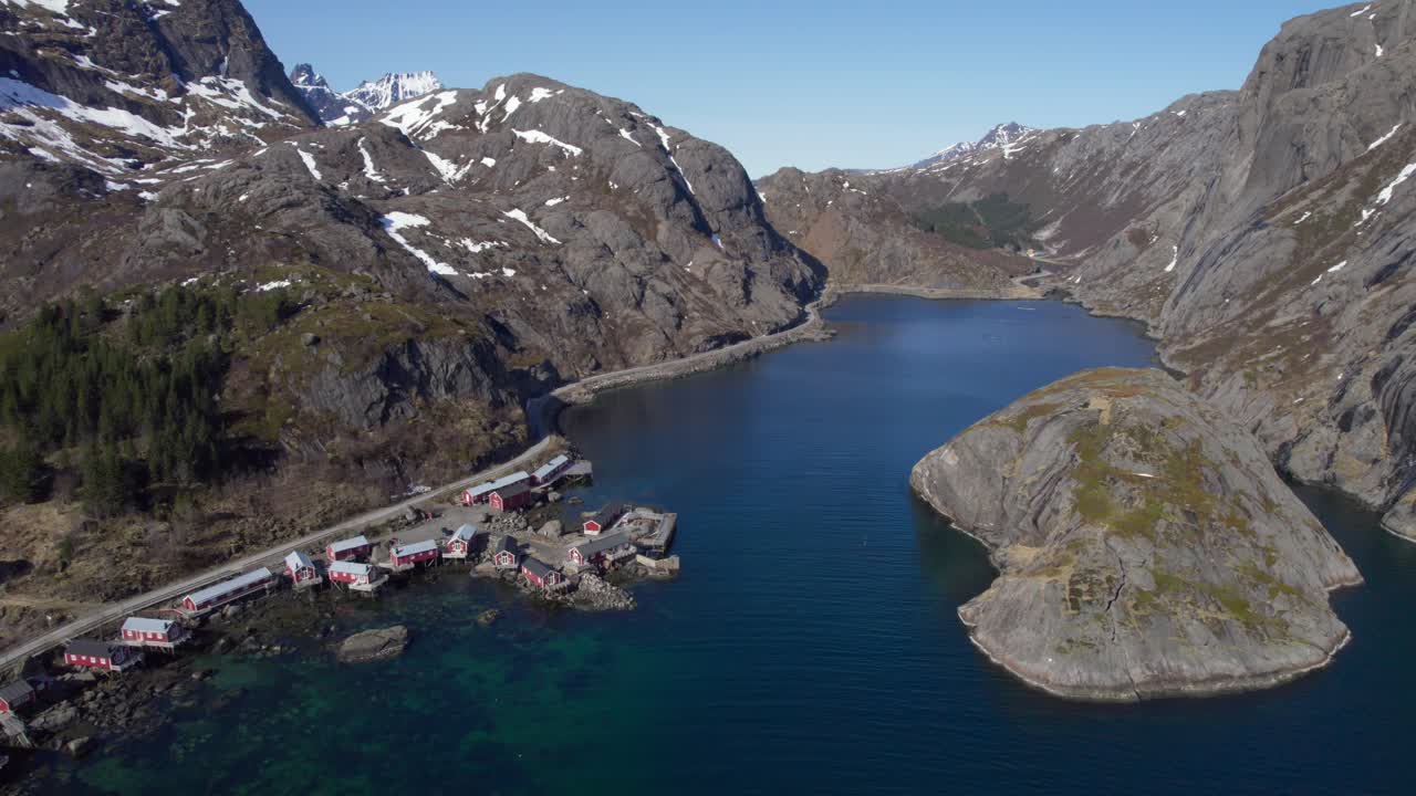 fotografía aérea de la carretera que conduce a nusfjord, antiguo pueblo pesquero de lofoten
