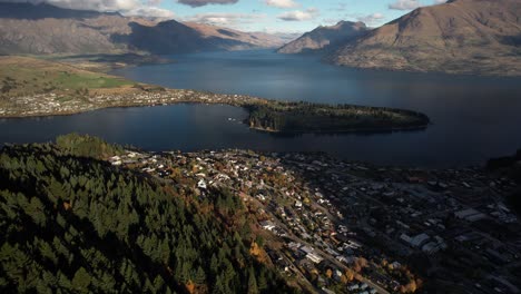 célèbre station balnéaire et péninsule sur le grand lac, vue sur la montagne en arrière-plan