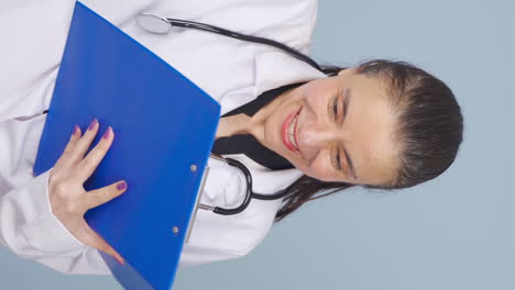 el video vertical del doctor está feliz y se regocija.
