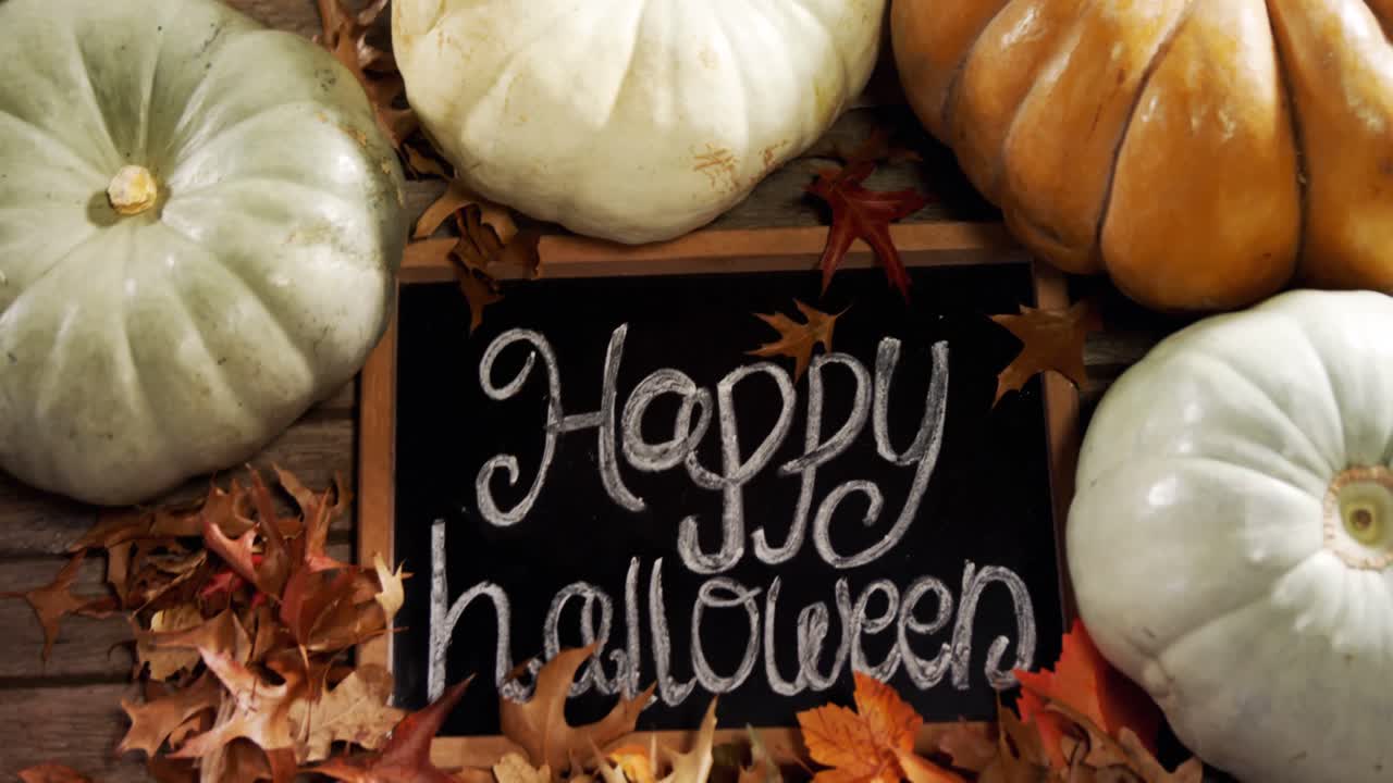 feliz texto de halloween escrito en pizarra con calabaza 4k