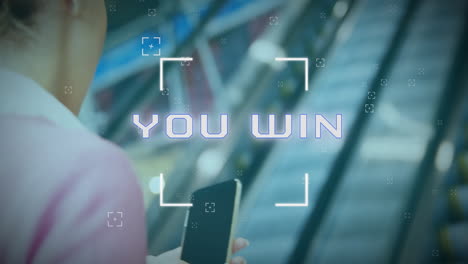 animación de usted ganar texto sobre mujer caucásica usando teléfono inteligente