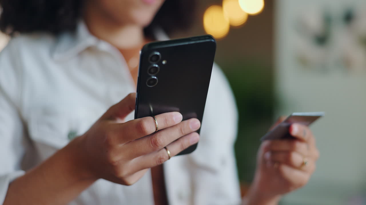 전화와 신용카드를 사용하는 여성