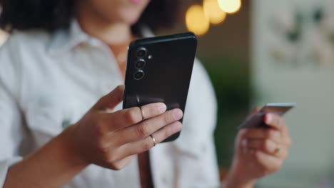 mujer usando teléfono y tarjeta de crédito