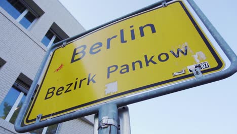 cámara lenta del cartel de la ciudad de berlín en el distrito de pankow bajo un cielo azul