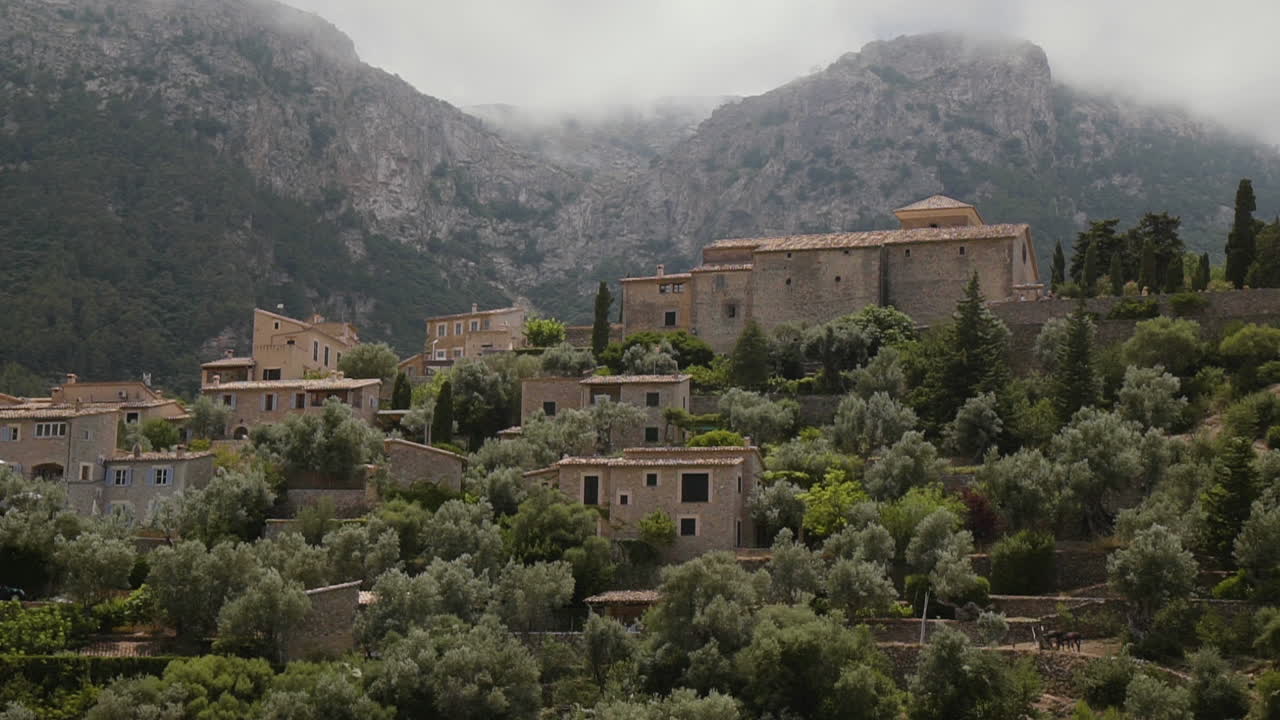 Panorama del centro storico di Deià a Maiorca, Spagna.