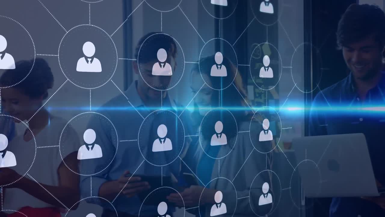 de iconos de conexión de red contra colegas de oficina que usan dispositivos electrónicos