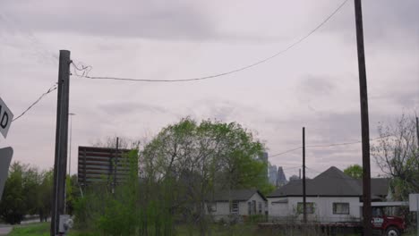 Blick-Auf-Den-Bahnübergang-Im-Vordergrund-Und-Houston-Nachbarschaft-Im-Hintergrund