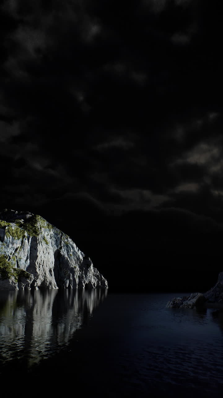 평온 한 바다 위 의 어두운 하늘 을 배경 으로 한 극적 인 절벽 의 실루