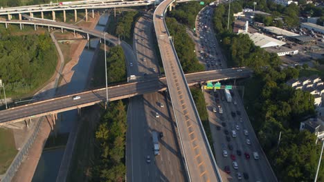 vista panorámica de la autopista i-45 norte y el pantano de búfalo en houston-4