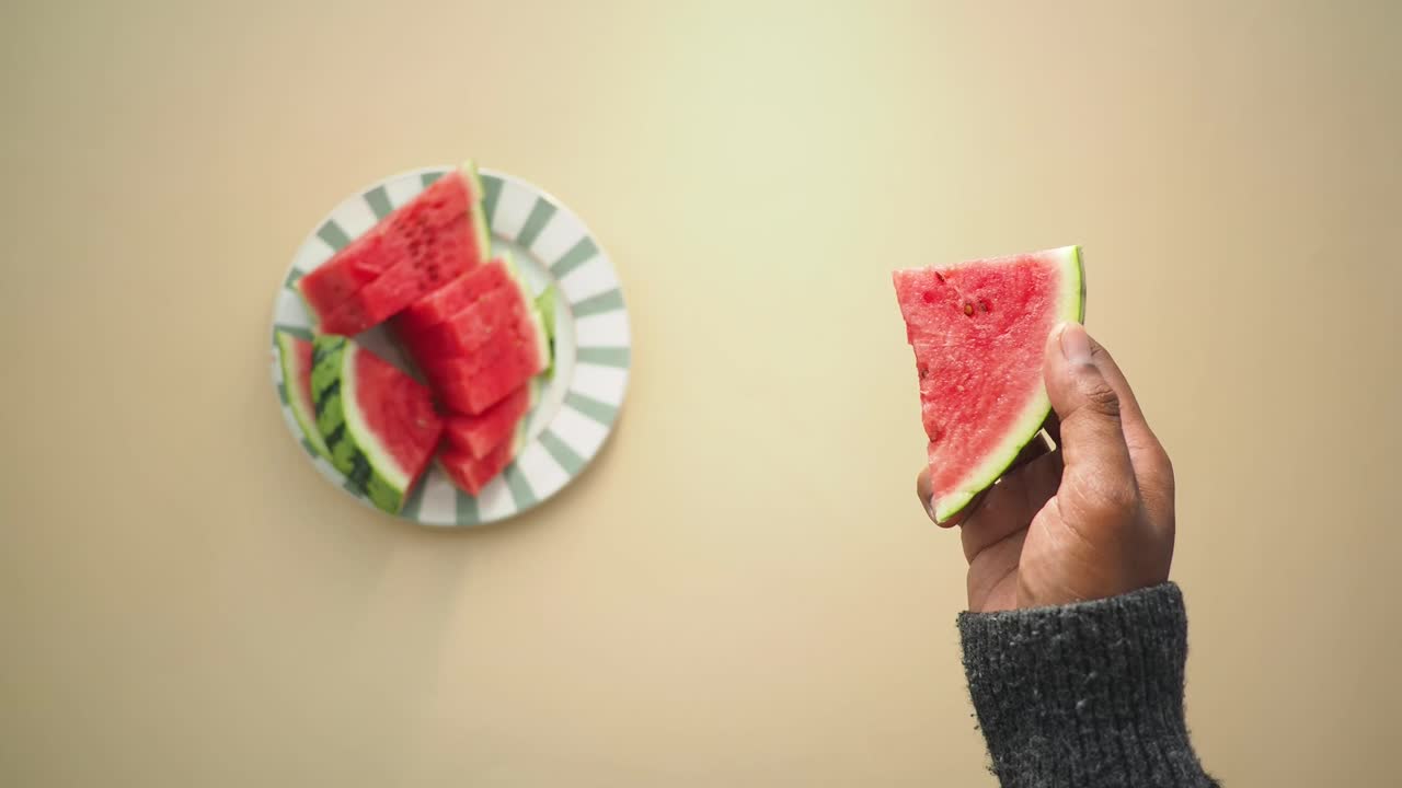 Tranches de melon d'eau sur une assiette