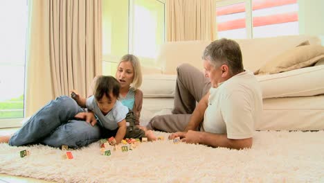 bebé jugando con bloques con sus padres