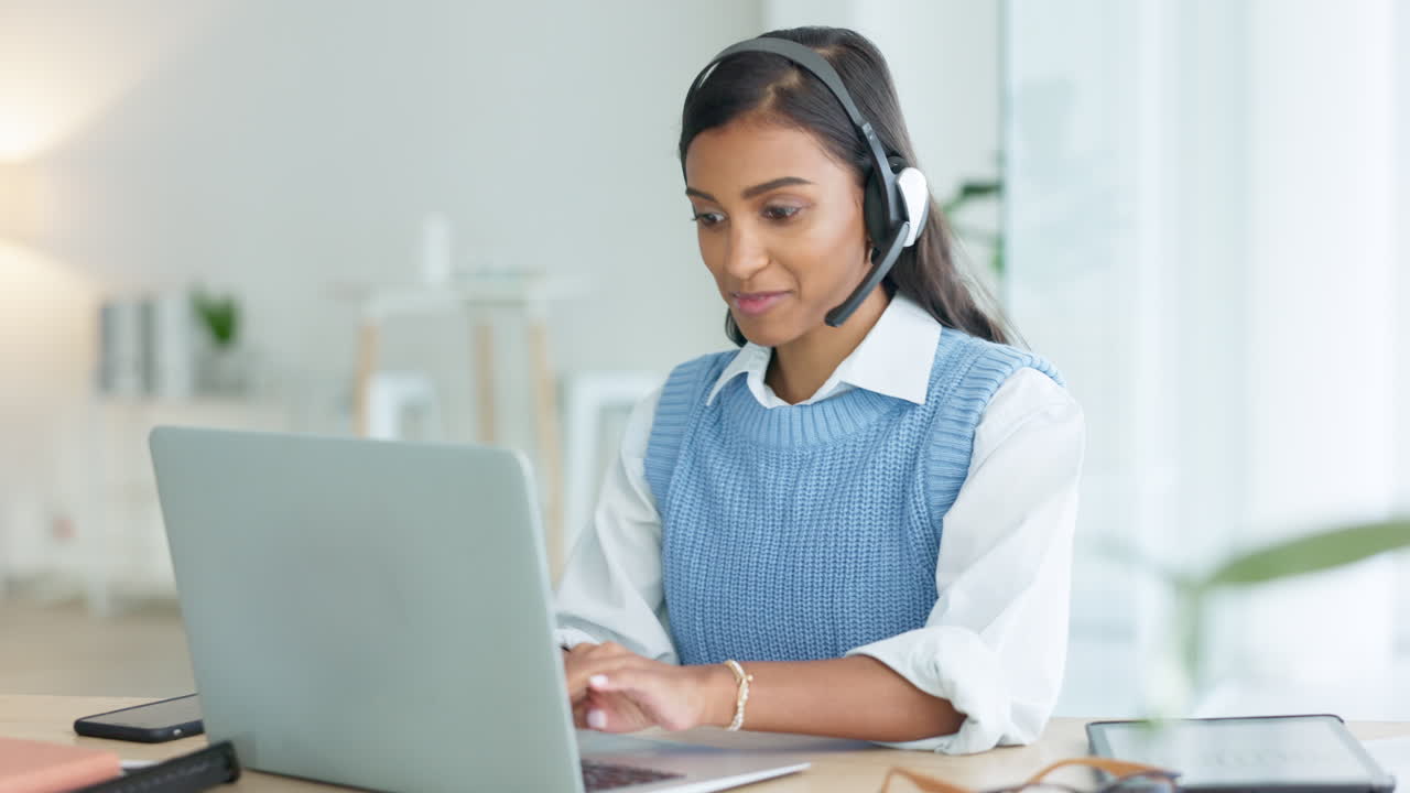 agente del centro de llamadas hablando con los clientes mientras usa