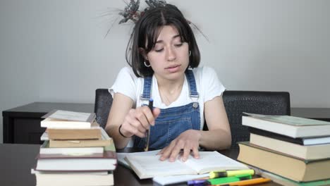 Chica-Aburrida-Porque-Estudiando